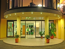 Hotel Mercedes in der Nacht